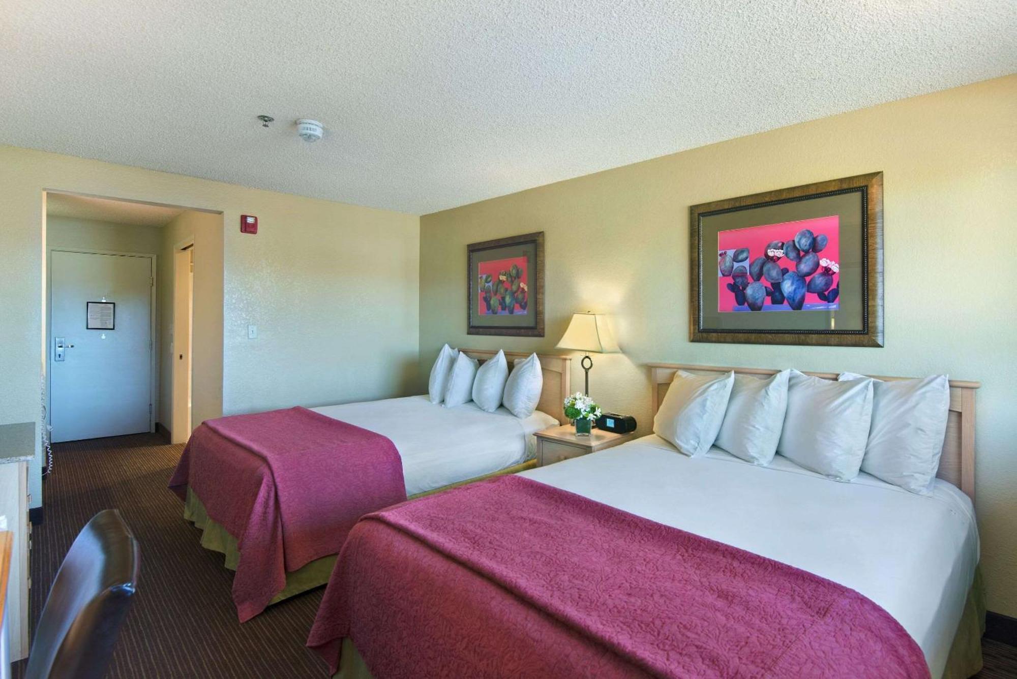 Quadruple Room with Two Queen Beds - Non Smoking,1644434341:JPEG