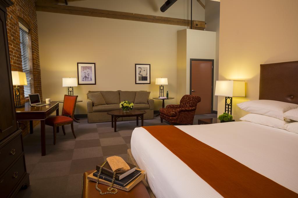 Deluxe King Suite
